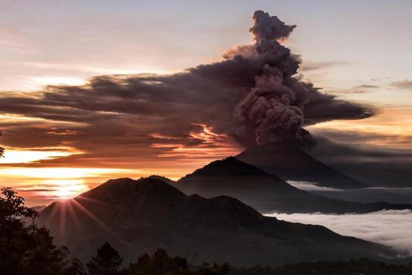 بازگشایی فرودگاه بالی پس از فوران آتشفشان