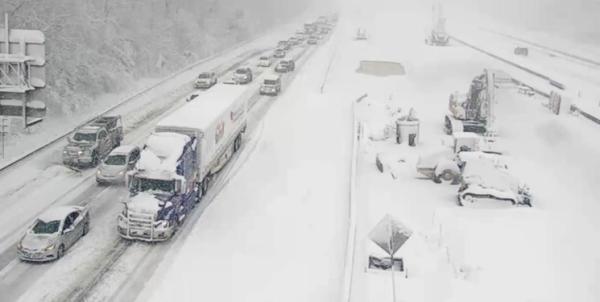 ترافیک 80 کیلومتری در ویرجینیای آمریکا در پی بارش شدید برف
